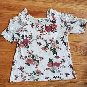 Maurices Cream Floral Lace Short Sleeve Blouse, Womens Size Small